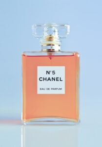 عطر الجمال الكلاسيكي – AMOURA Glossy